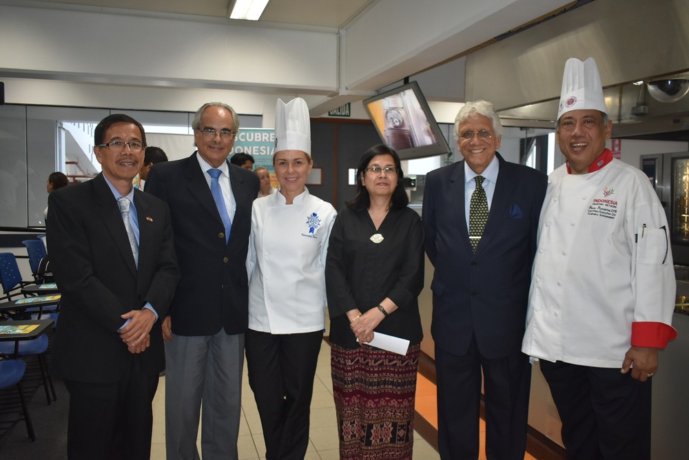 Alumnos participan de demo organizada por la Embajada de Indonesia en Perú